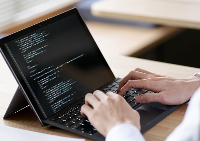 ノートパソコンを操作している様子